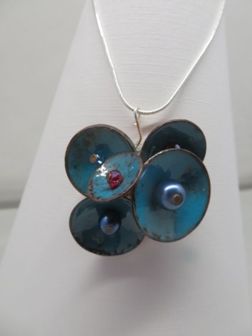 geëmailleerde schoteltjes hanger 