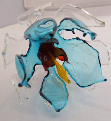 geblazen glasbloem blauw rood