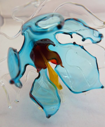 geblazen glasbloem blauw rood